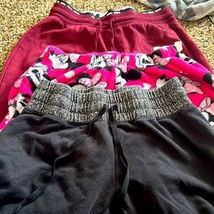 They are all size medium. Very comfy they are worn and they fit nice.